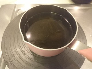 电饭煲+日式油饭,2.5杯的水加熱到微溫，放入昆布，泡10分鐘。這水就是煮飯要加的哦。