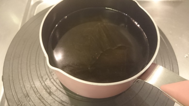 电饭煲+日式油饭,2.5杯的水加熱到微溫，放入昆布，泡10分鐘。這水就是煮飯要加的哦。