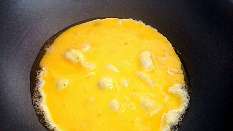 红黄绝配,锅内油热倒入鸡蛋，一边倒一边用筷子搅散