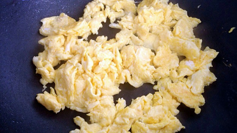 红黄绝配,鸡蛋成块后盛出