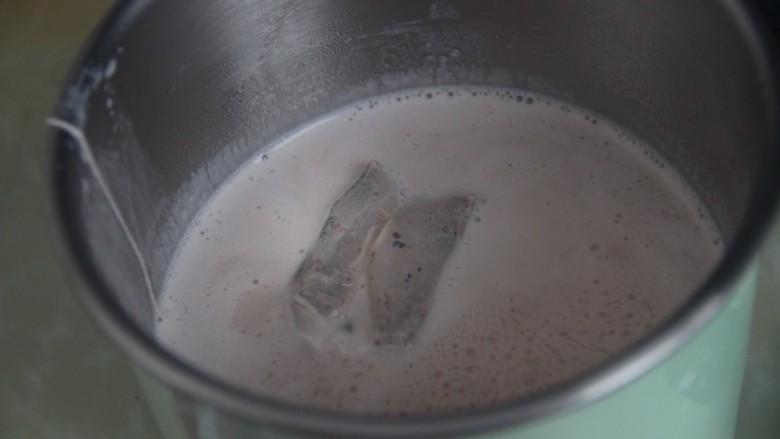 香芋可可奶茶,待牛奶冒泡，转小火，煮出茶香，然后把红茶包拿出来