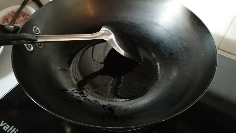 豆豉鱼,放两勺油，油锅烧热