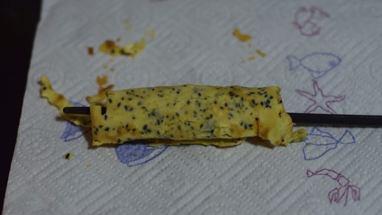 酥香黄油蛋卷,借助于筷子卷起来。做第一个时不太顺手，接下来会越做越好。