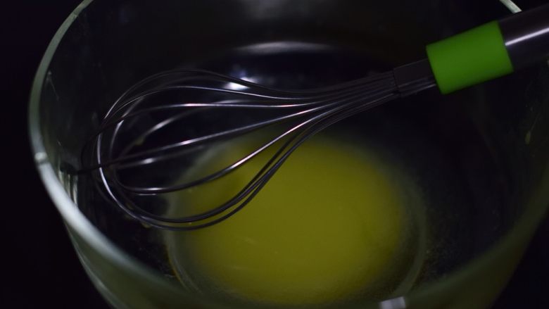酥香黄油蛋卷,使黄油均匀熔化，温度降到40度左右。