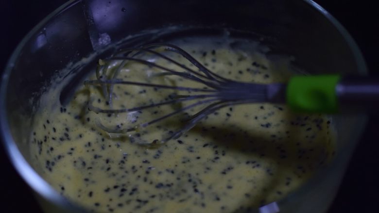 酥香黄油蛋卷,蛋抽拌匀即可。不讲究动作。如果面糊较稠，不易流动，可以适当加一汤匙温水。