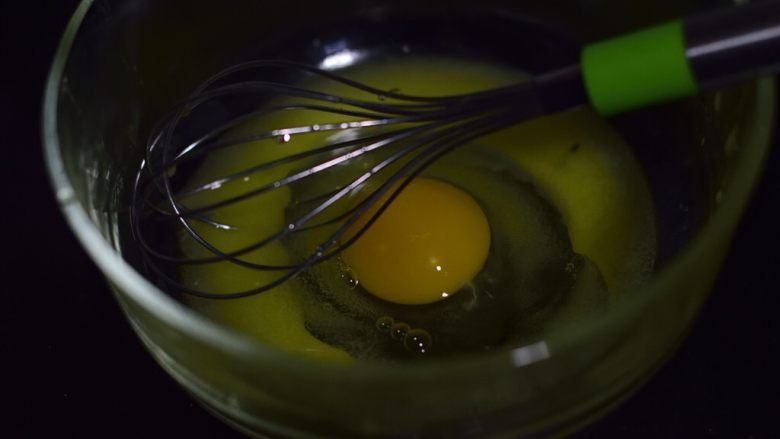 酥香黄油蛋卷,打入鸡蛋，搅拌均匀。