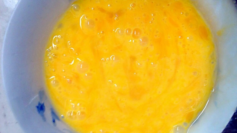 豆腐丸子,3个鸡蛋打入碗中，加一点温水一点面粉拌匀成面糊
