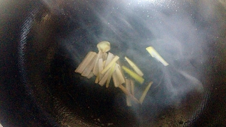 豆腐丸子,锅底留油爆香葱姜