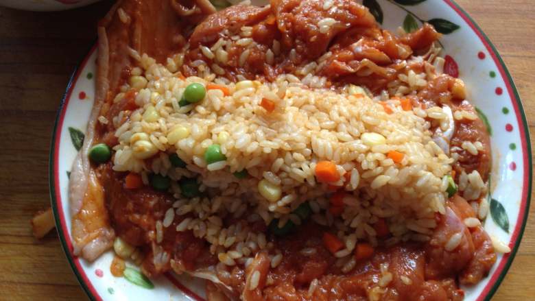 奥尔良鸡腿包饭,将鸡肉整理均匀，在中间放入米饭压实（米饭可以根据情况，多放或少放）