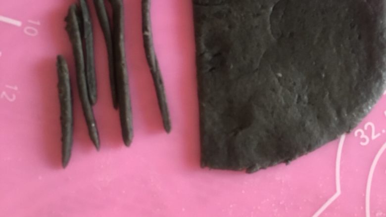 机器猫豆沙包,黑色面团擀皮
用刀切细条