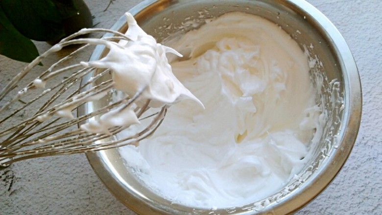 斑马纹酸奶蛋糕,打发至提起打蛋器拉出小尖钩