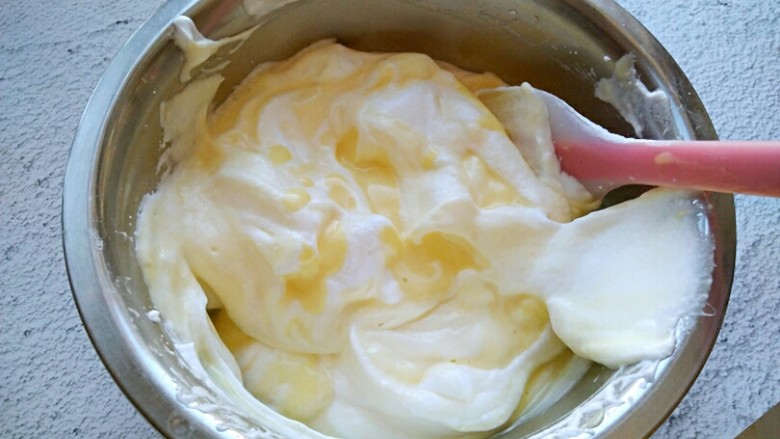 斑马纹酸奶蛋糕,混合好的蛋黄糊一次倒入蛋清中，翻拌均匀