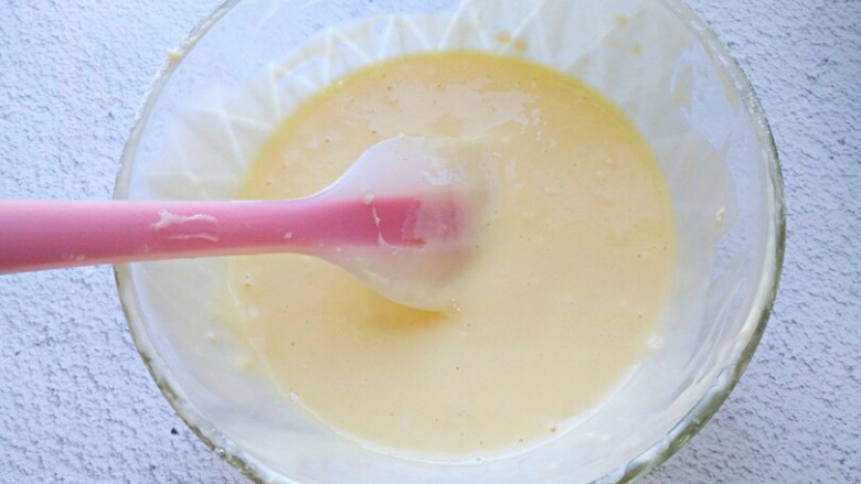 斑马纹酸奶蛋糕,翻拌均匀至表面无明显颗粒，蛋黄糊制作完成备用