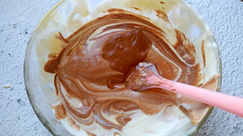 斑马纹酸奶蛋糕,再倒回其中那一份面糊中，翻拌均匀，可可味的面糊也做好了