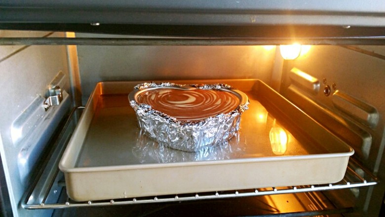 斑马纹酸奶蛋糕,烤箱150度，中层上下火烤60分钟，烤盘里要放一半的水，模具要用锡纸包好，最好用活底模具制作，底部不要进去水，制作完后不用倒扣，晾晾后脱模