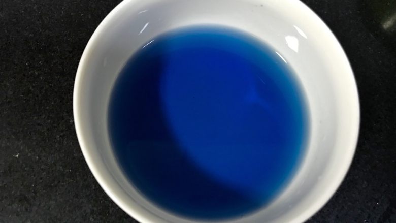 琥珀糖钻石糖（无色素，天然颜色版）,根据自己颜色的要求，兑出100克的带颜色的水。