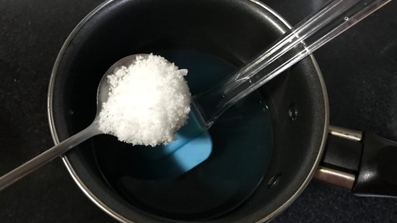 琥珀糖钻石糖（无色素，天然颜色版）,把糖一次性加入，小火加热到糖融化，要不停的搅拌。