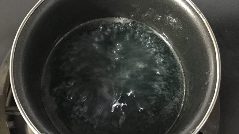 琥珀糖钻石糖（无色素，天然颜色版）,继续煮一阵子，估计要一二十分钟，煮到冒泡，要不停的搅拌。