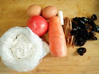 莜面栲栳栳,准备食材黄花菜和木耳提前泡发，胡萝卜，番茄，鸡蛋洗净。
