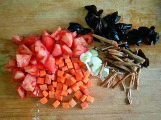 莜面栲栳栳,蒸莜面栲栳栳的时间来把葱切葱花，番茄切滚刀块，胡萝卜切小丁，黄花菜可以从中间斩断。