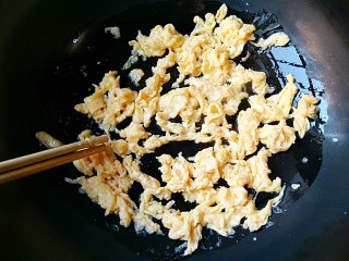 莜面栲栳栳,锅中适量油，烧至7-8成热，倒进打散的蛋液，关火，用筷子迅速划开，成鸡蛋碎，盛出备用。
