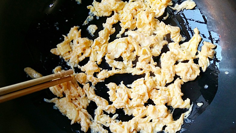 莜面栲栳栳,锅中适量油，烧至7-8成热，倒进打散的蛋液，关火，用筷子迅速划开，成鸡蛋碎，盛出备用。