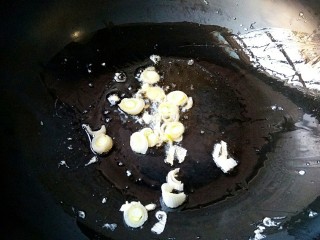 莜面栲栳栳,锅中适量油烧热，下入葱花爆香。