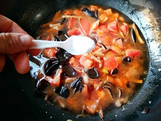 莜面栲栳栳,加适量的水大火煮开，加一勺味极鲜酱油，适量的盐和鸡精调味。