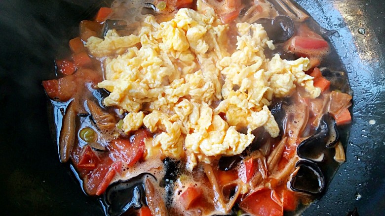 莜面栲栳栳,煮至汤汁比较浓稠时加入炒好的鸡蛋碎，翻炒均匀即可。