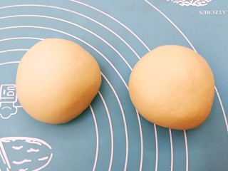 酸奶双色刀切馒头～无需发酵,余下的白色面团分成两份，醒发15分钟（加盖保鲜膜）