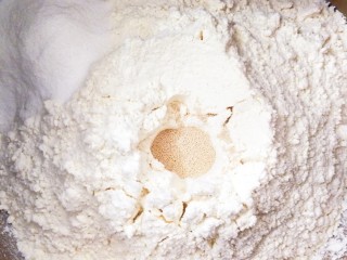 酸奶双色刀切馒头～无需发酵,面粉中间挖个洞，倒入酵母