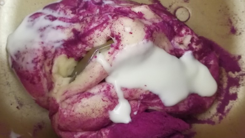 酸奶双色刀切馒头～无需发酵,紫薯粉放入面包机，白色面团取一半放入面包机，加入十克酸奶，面包机继续揉面15分钟左右