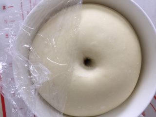 奥利奥牛奶卷,盖上保鲜膜开始基础发酵，我用的27度，70分钟