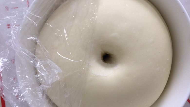奥利奥牛奶卷,盖上保鲜膜开始基础发酵，我用的27度，70分钟