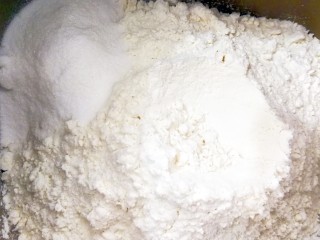 酸奶双色刀切馒头～无需发酵,在角落倒入白糖，不喜欢糖的这步可以省略