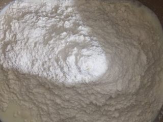 奥利奥牛奶卷,加入面粉