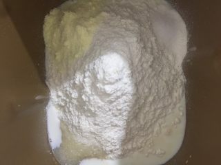 奥利奥牛奶卷, 糖，盐，奶粉，酵母分别放到4个角落