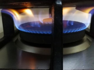酸奶双色刀切馒头～无需发酵,30分钟后，把锅里的热水倒掉，换冷水，大火开始蒸馒头，上汽后十分钟左右关火