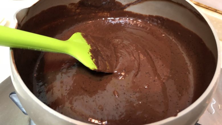迷倒男朋友的双重浓郁巧克力麦芬,深棕色的巧克力液慢慢拌入蛋奶液后颜色也会变淡哦