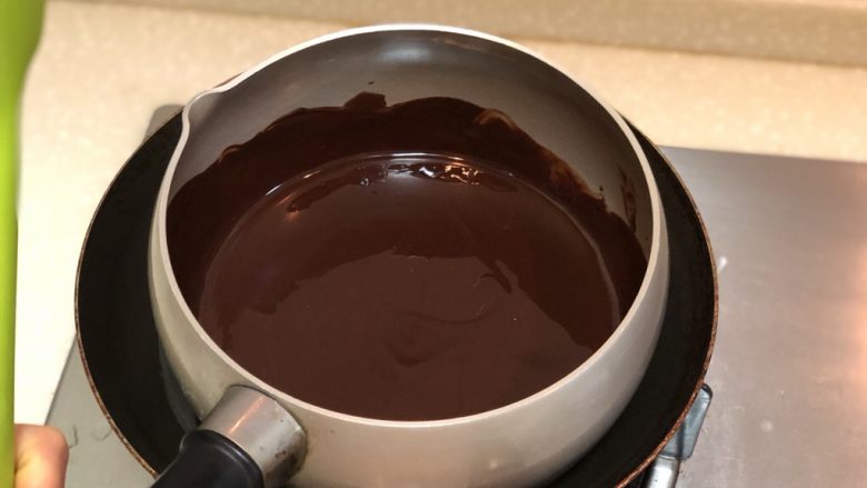 迷倒男朋友的双重浓郁巧克力麦芬,混合后的巧克力液应该是这样光泽感，如果有颗粒或者黄油浮在表面要注意是不是过度加热或还未搅拌均匀