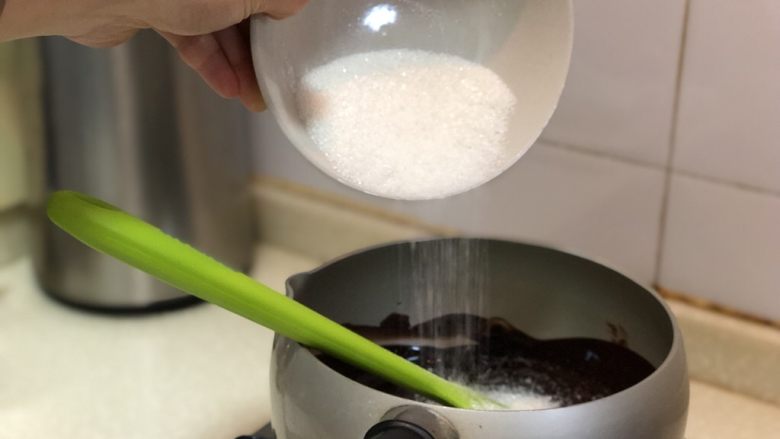 迷倒男朋友的双重浓郁巧克力麦芬,混合后的巧克力液趁热倒入细砂糖，用刮刀搅拌均匀