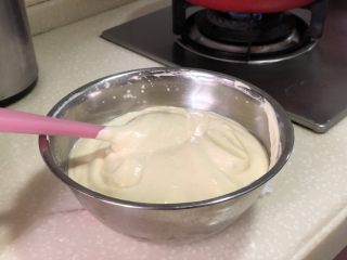 超软绵舒芙蕾松饼——日式松饼,再把蛋黄糊倒入剩余的蛋白中，用刮刀翻拌均匀