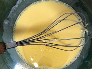 超软绵舒芙蕾松饼——日式松饼,椰子油微波炉加热至融化，放凉至手温，加入到蛋黄液中，用蛋抽打到完全融合状态，没有油珠