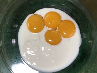 超软绵舒芙蕾松饼——日式松饼,酸奶牛奶鸡蛋放入盆中，用蛋抽打散至均匀