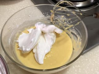 超软绵舒芙蕾松饼——日式松饼,舀盆边的蛋白霜，大概是总量的1/3，先用蛋抽翻拌（蛋抽的效率高，早餐就要快啊）
