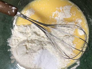 超软绵舒芙蕾松饼——日式松饼,筛入面粉和泡打粉，用蛋抽稍稍翻拌，再用刮刀翻拌至无干粉