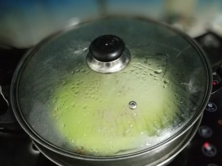 翡翠肠粉,热水入锅，蒸几分钟，面皮鼓起大起泡即可取出，自行观察一下