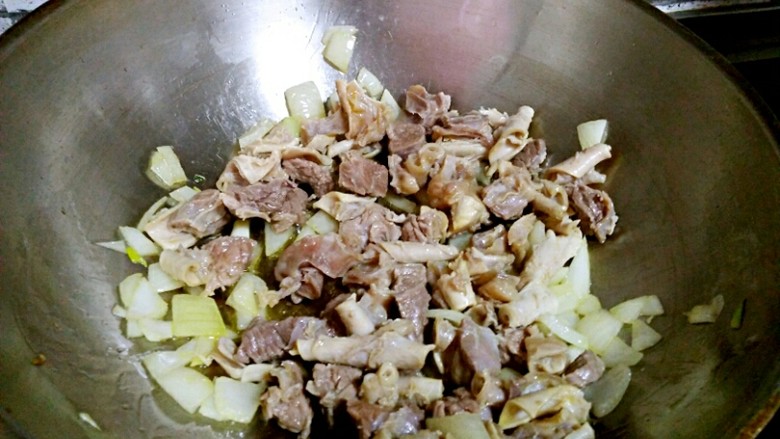 咖喱土豆牛肉饭,加入牛肉，翻炒均匀