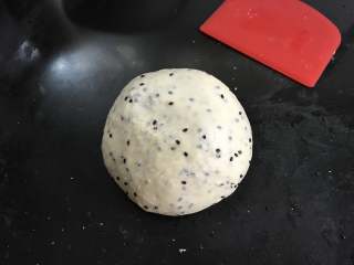 黑芝麻红薯扭扭面包,加黄油继续揉至扩展后加入黑芝麻揉匀。