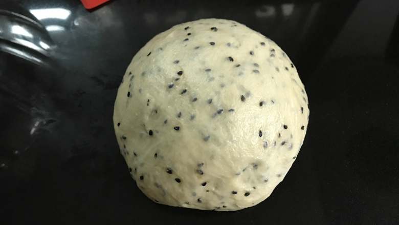 黑芝麻红薯扭扭面包,一次发酵结束后排气松驰15分钟。